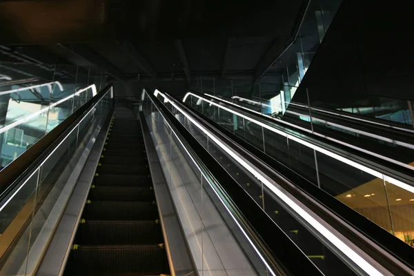 Escalera mecánica en edificio de oficinas moderno — Foto de Stock