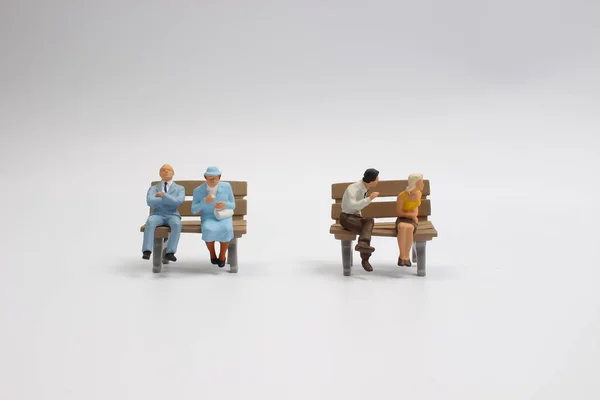 Фігура мандрівник концепція сидить на стільці — стокове фото