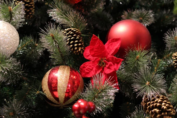 Close up van kerstboom met versieringen van kerstballen, — Stockfoto