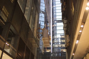 Çamaşır makinesi yıkayın yüksek gökdelen pencereler