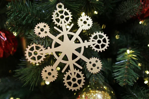 Árvore de Natal com ornamentos de bugigangas — Fotografia de Stock