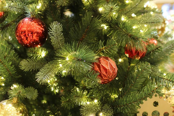 Árvore de Natal com ornamentos de bugigangas — Fotografia de Stock