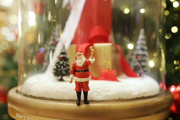 쇼핑몰에서 산타 클로스 크리스마스 장식 — 스톡 사진