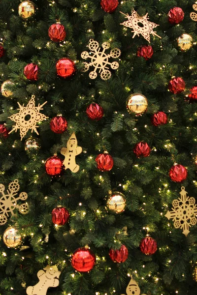 Baubles süsler ile Noel ağacı — Stok fotoğraf