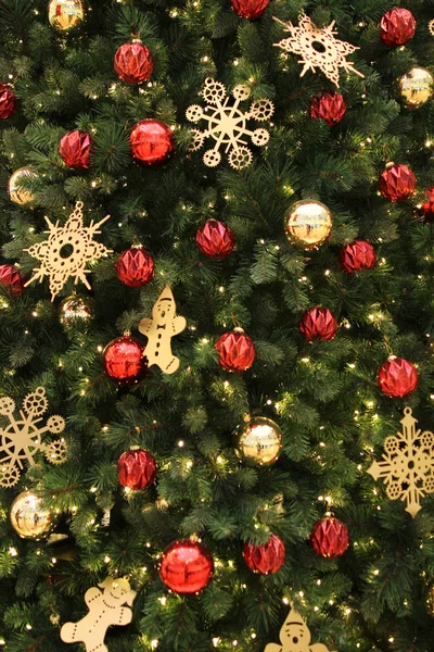 Árbol de Navidad con adornos de chucherías —  Fotos de Stock
