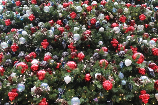 A árvore de Natal com ornamentos — Fotografia de Stock