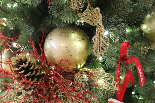 El árbol de Navidad con adornos — Foto de Stock