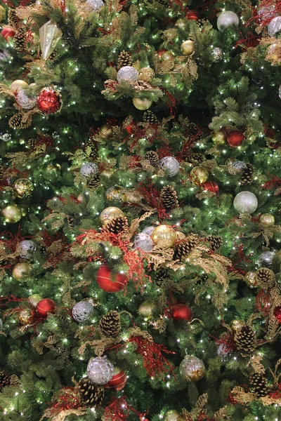 A árvore de Natal com ornamentos — Fotografia de Stock