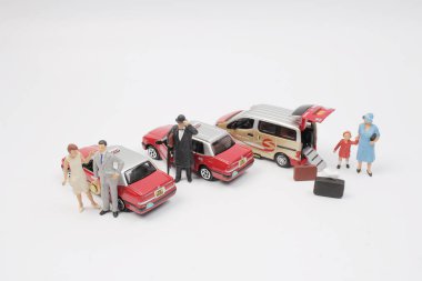 eğlenceli bir oyuncak taksi ile yolunu