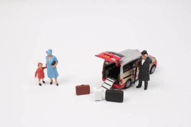 eğlenceli bir oyuncak taksi ile yolunu