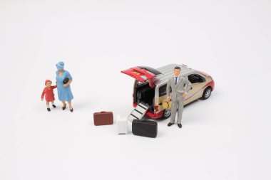 eğlenceli bir oyuncak taksi ile yolunu