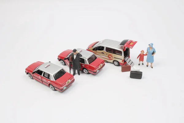 La figura divertida con el taxi del juguete — Foto de Stock