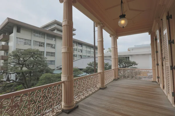 A varanda do edifício clássico na antiga casa iwasaki — Fotografia de Stock