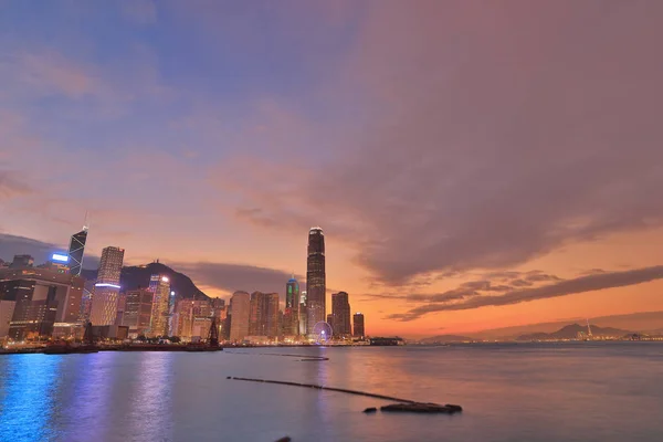 在日落时香港的空中轮廓。2016 — 图库照片