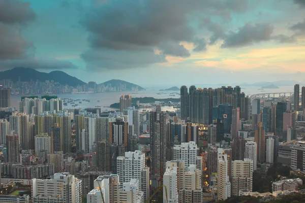 O horizonte de Kowloon em um belo pôr do sol — Fotografia de Stock
