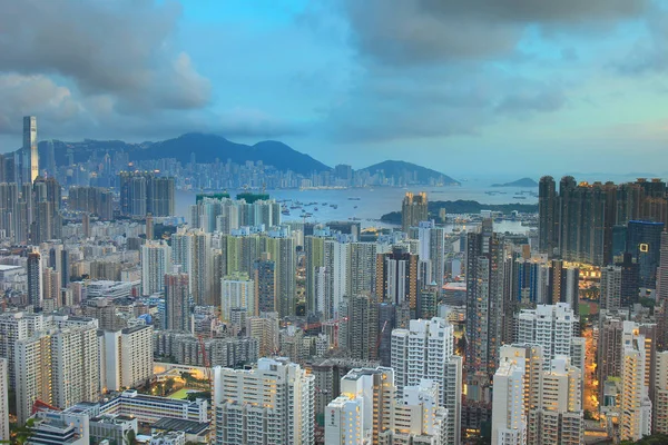 Vistas al paisaje urbano con condominios y edificios de oficinas —  Fotos de Stock