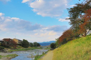 Sonbahar seaon Kyoto, Japonya Kamo Nehri