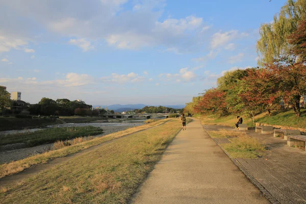 Kyoto, Japon - Paysage urbain de Kamo River. Aussi connu sous le nom de Kamo-gawa . — Photo