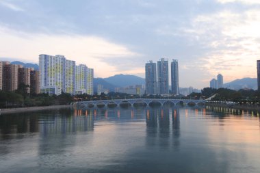 Şing Mun Nehri ile Noel gün batımı görünümü