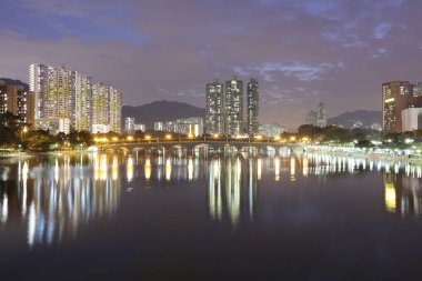 Gece Hong Kong ve kanal üzerinde köprü
