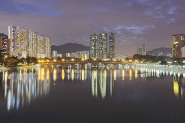 Gece Hong Kong ve kanal üzerinde köprü