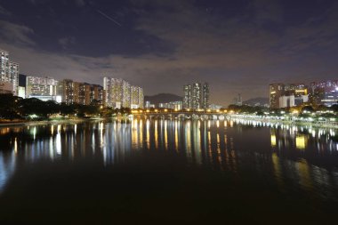 Gece Hong Kong ve kanal üzerinde köprü