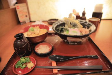  ahşap arka plan ile ayarlama Japonca bento pirinç