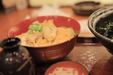  ahşap arka plan ile ayarlama Japonca bento pirinç