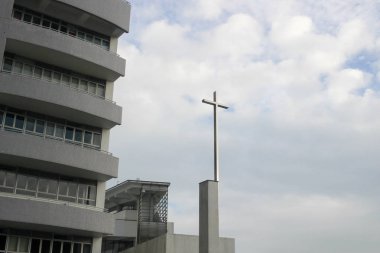 Üniversite ile çapraz bina