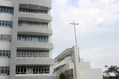 Üniversite ile çapraz bina