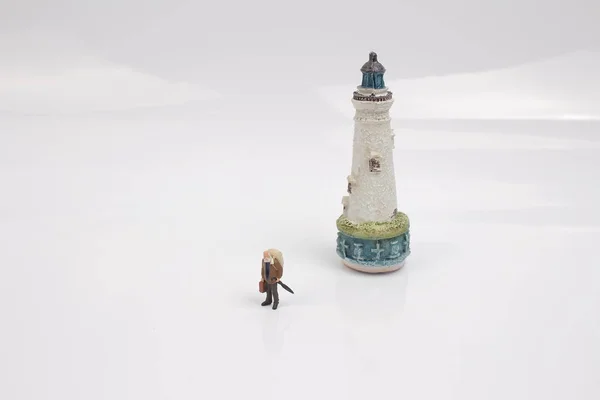 Tema de viagem de figura com farol — Fotografia de Stock