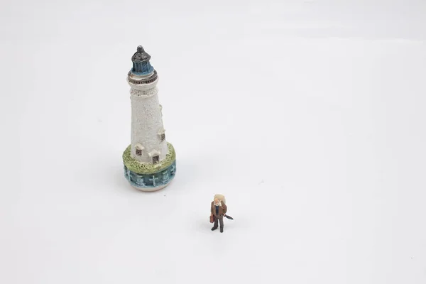 Tema de viagem de figura com farol — Fotografia de Stock