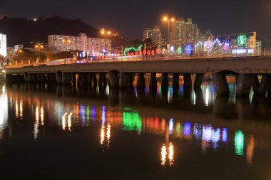 Sha Tin şenlikli aydınlatma gün batımında