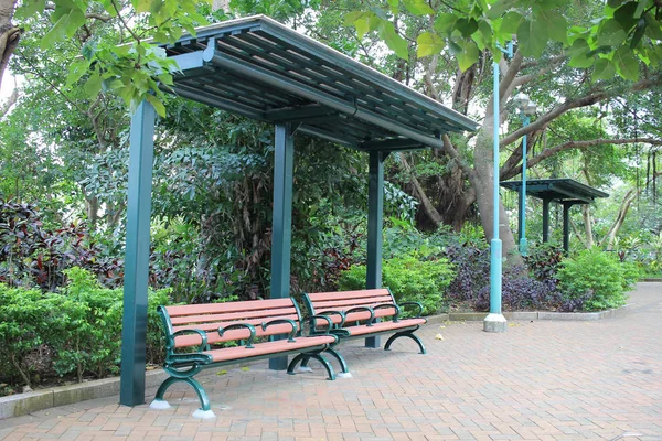 Las gradas De madera en el parque — Foto de Stock