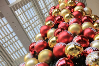 Alışveriş merkezinde Noel ağacı dekorasyonu