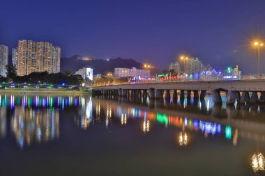 Sha Tin şenlikli aydınlatma gün batımında
