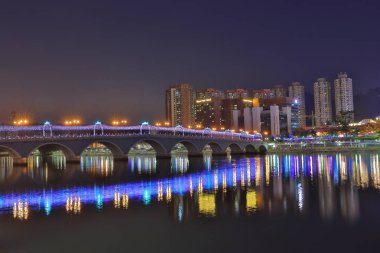 Sha Tin şenlikli aydınlatma gün batımında