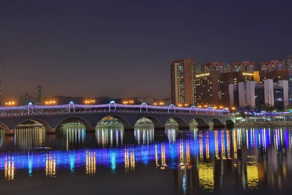 Festliche Beleuchtung am Fluss — Stockfoto