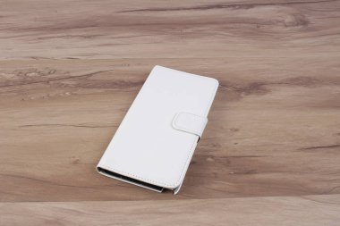 Plastik telefon n ahşap arka plan kaplar