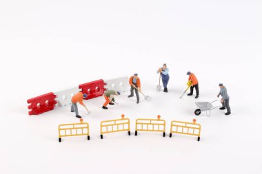 Beyaz arka plan üzerinde minyatür işçi izole.