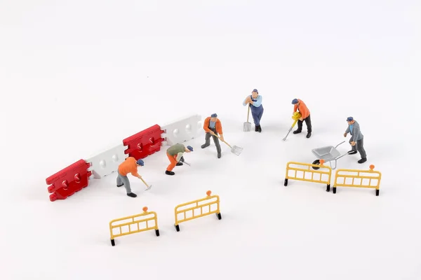 Trabajadores en miniatura aislados sobre fondo blanco . — Foto de Stock