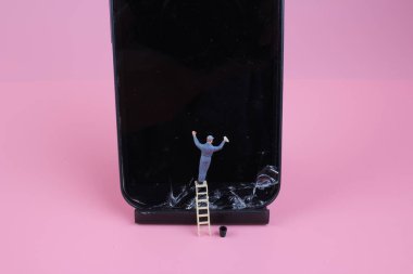 Minyatür insanlar cep telefonu Temizleme