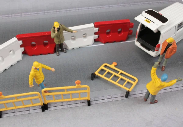 Miniaturní postava s silniční desky — Stock fotografie