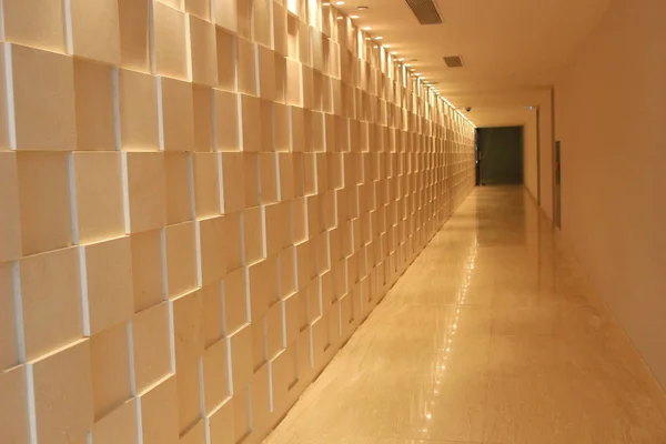 A hosszú fehér tiszta folyosón — Stock Fotó