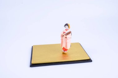 Beyaz arka plan ile Japon heykelcik