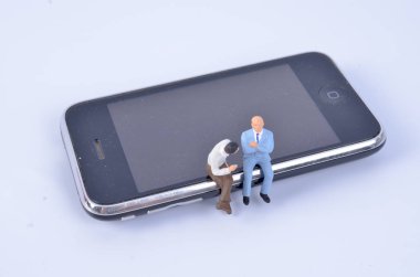 Bir grup insan oturup telefonda