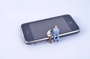 Bir grup insan oturup telefonda