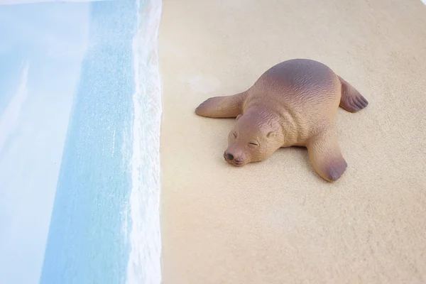 Plastik Deniz Aslan figürü ile oyuncak — Stok fotoğraf