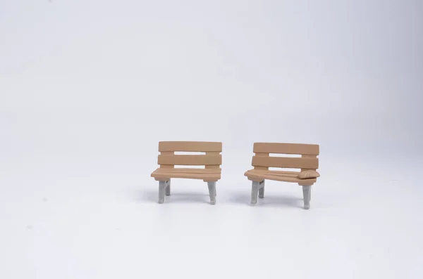 Сидіння іграшка на білому фоні — стокове фото