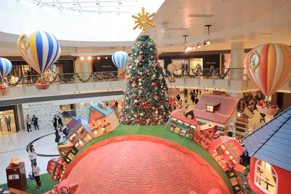 Abeto festivo com brinquedos de Natal — Fotografia de Stock